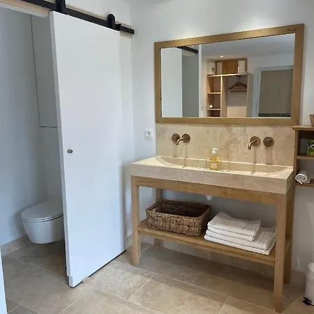 לינה וארוחת בוקר Le Deo *